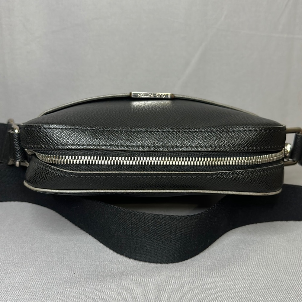 Louis Vuitton Anton Messenger Bag (UNISEX) - Picture 8 of 12